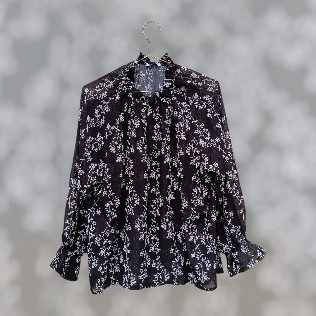 Blusa negra floral