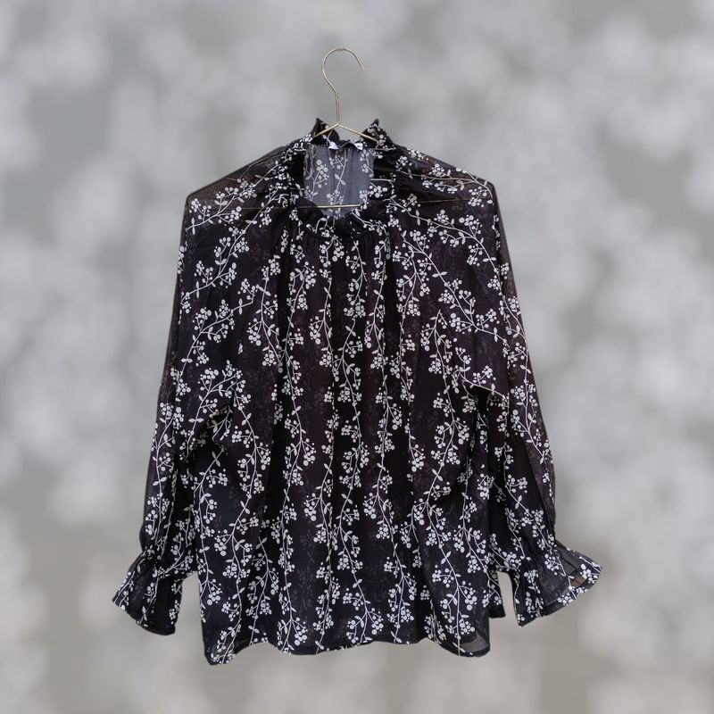 Blusa negra floral