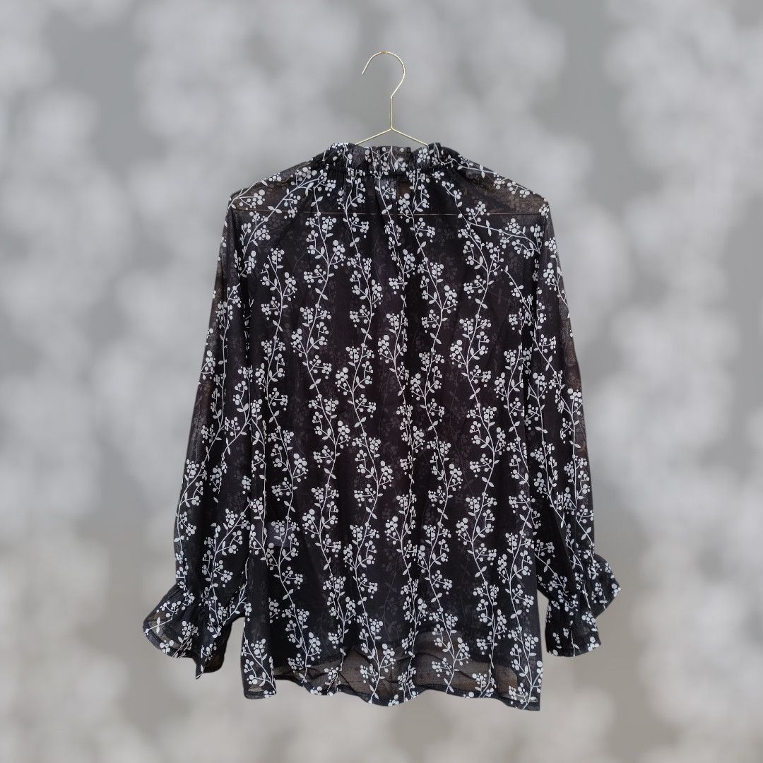 Blusa negra floral