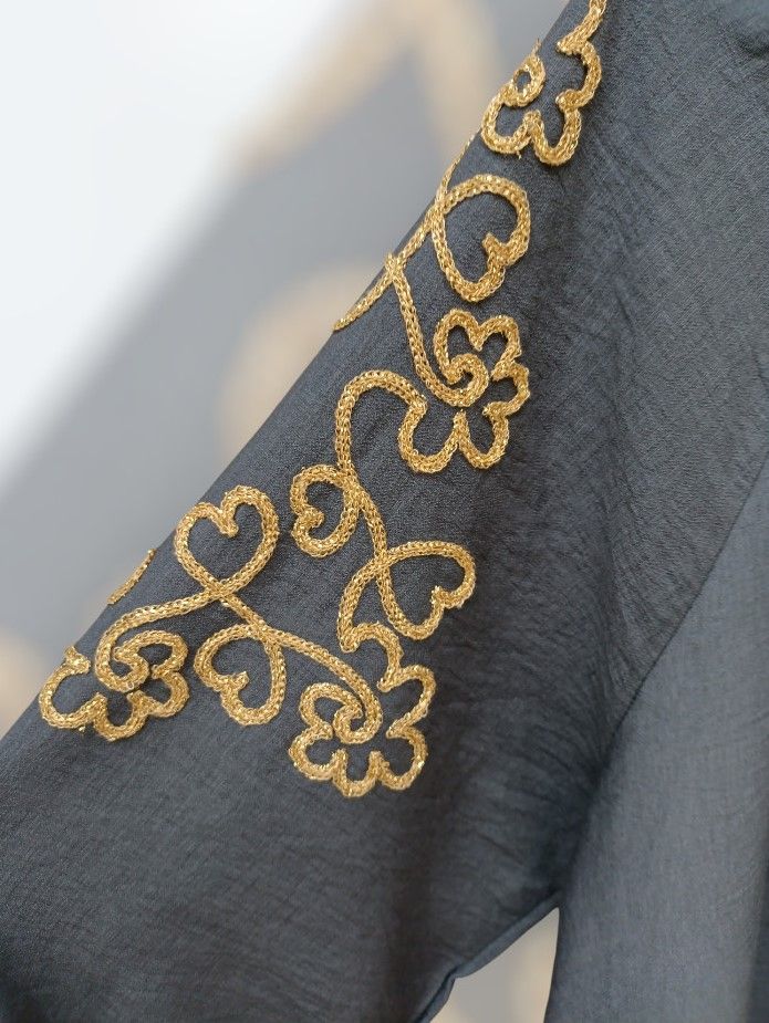 Blusa bordados dorados