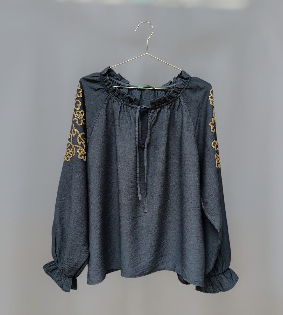 Blusa bordados dorados