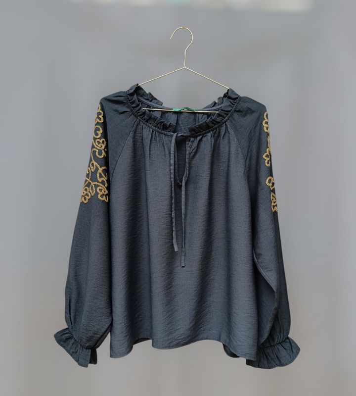Blusa bordados dorados
