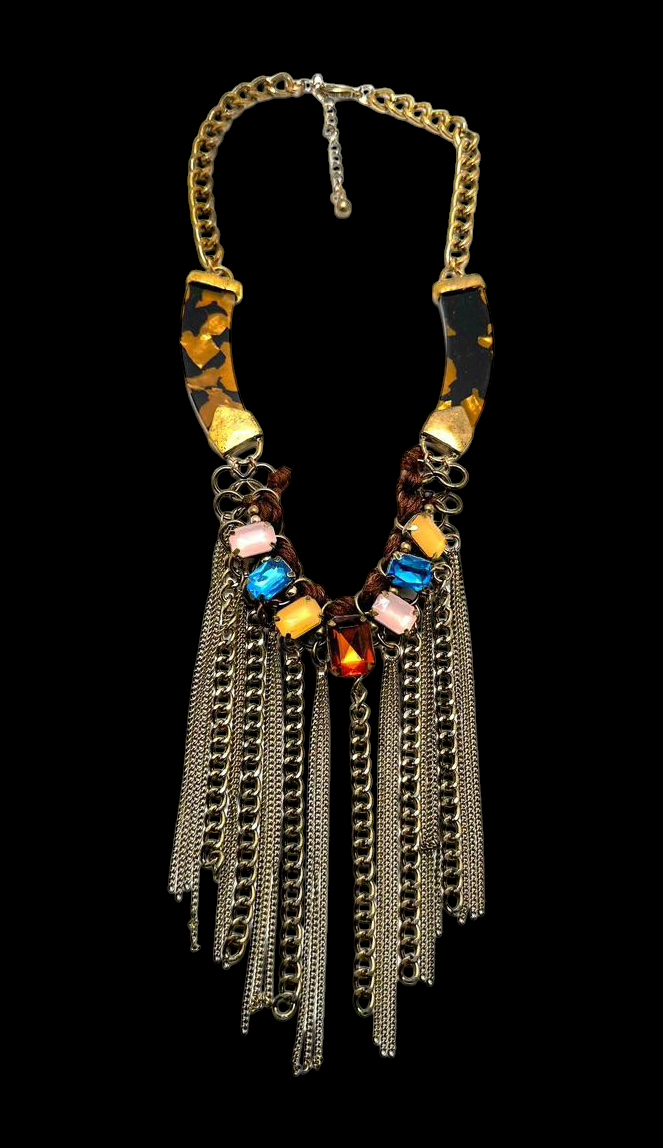 Collar metálico piedras