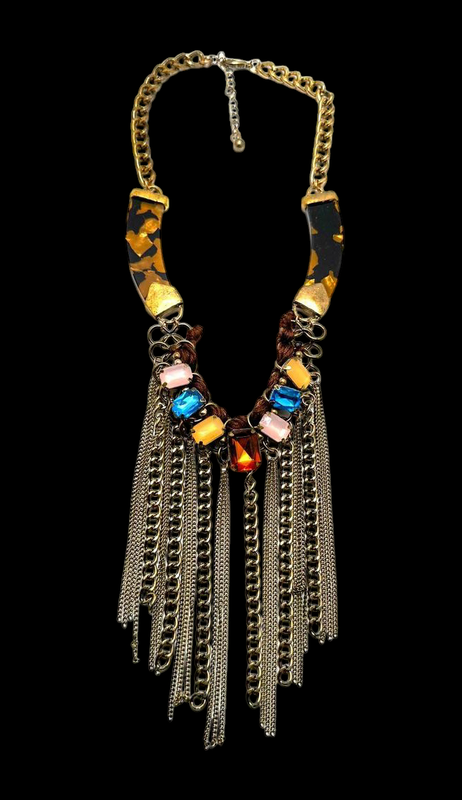 Collar metálico piedras
