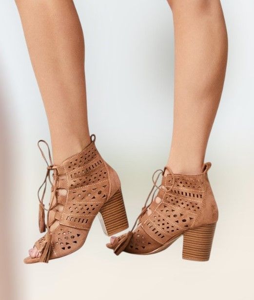 Botines enrejados ante