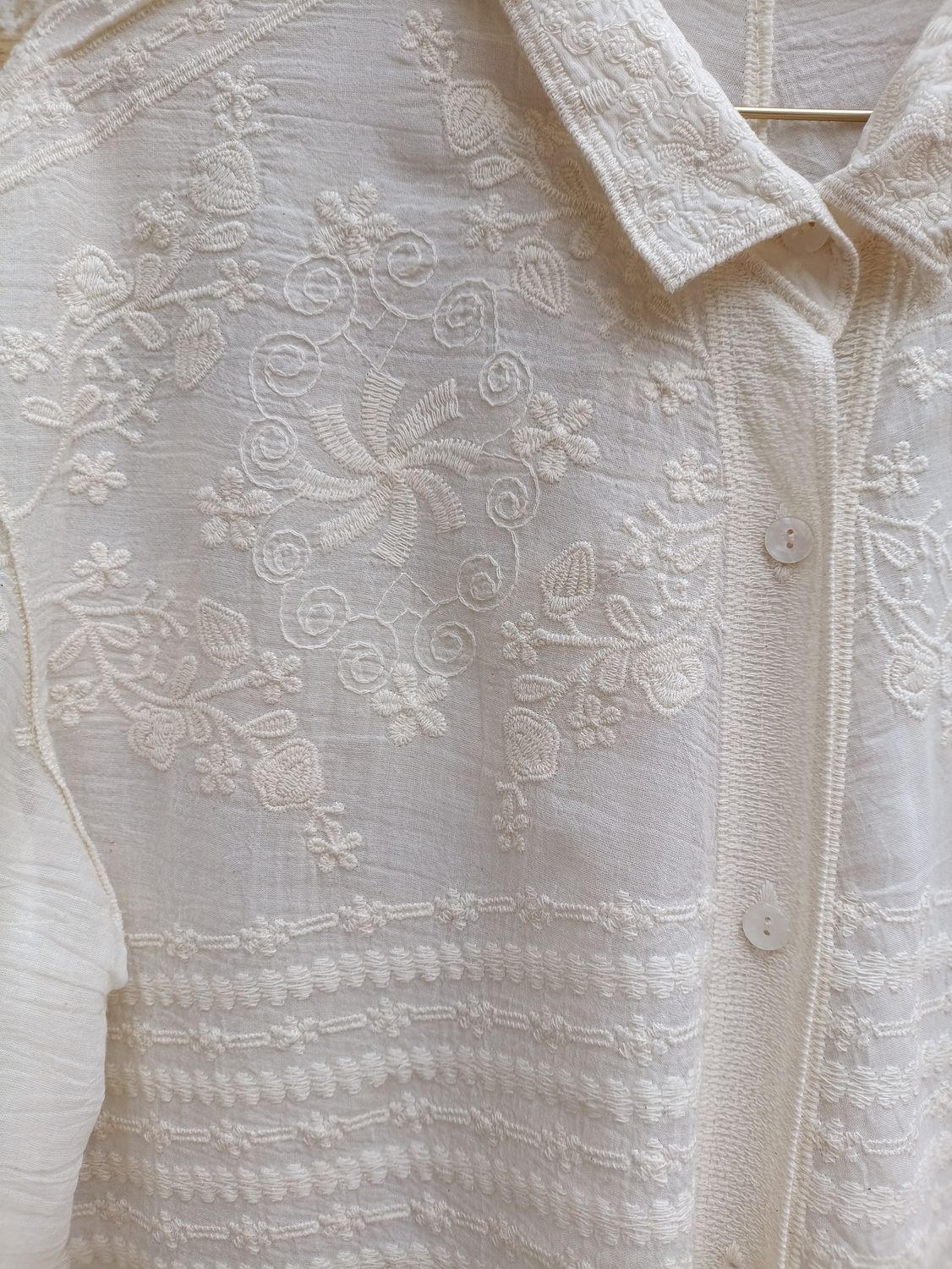 Camisa crema bordados