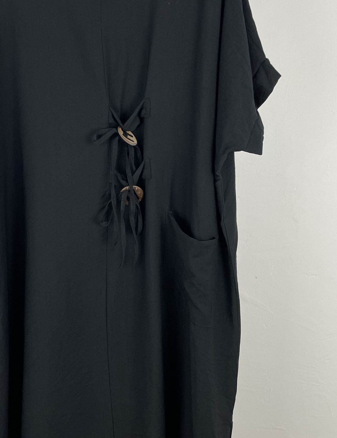 Vestido negro lazos