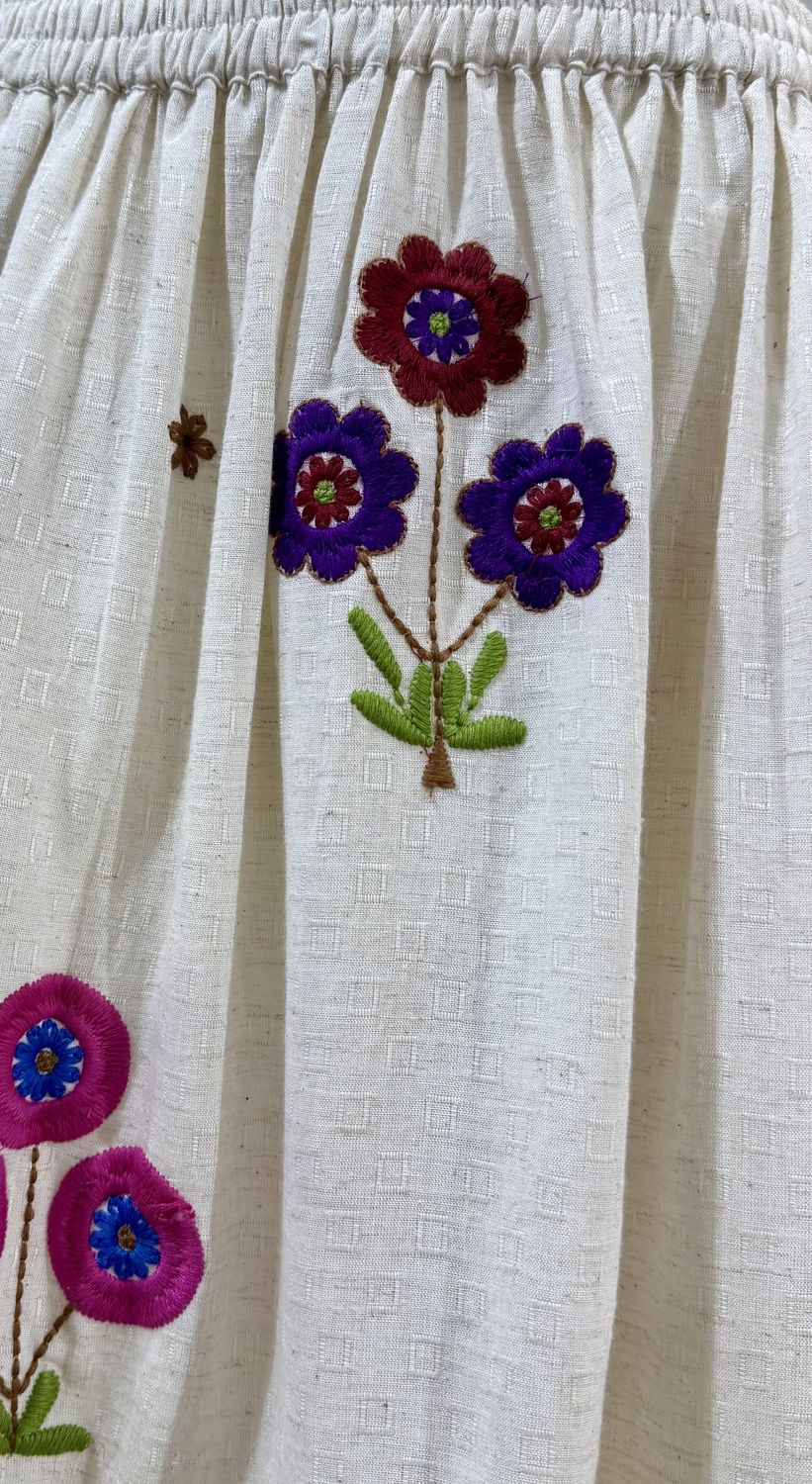 Falda flores bordadas