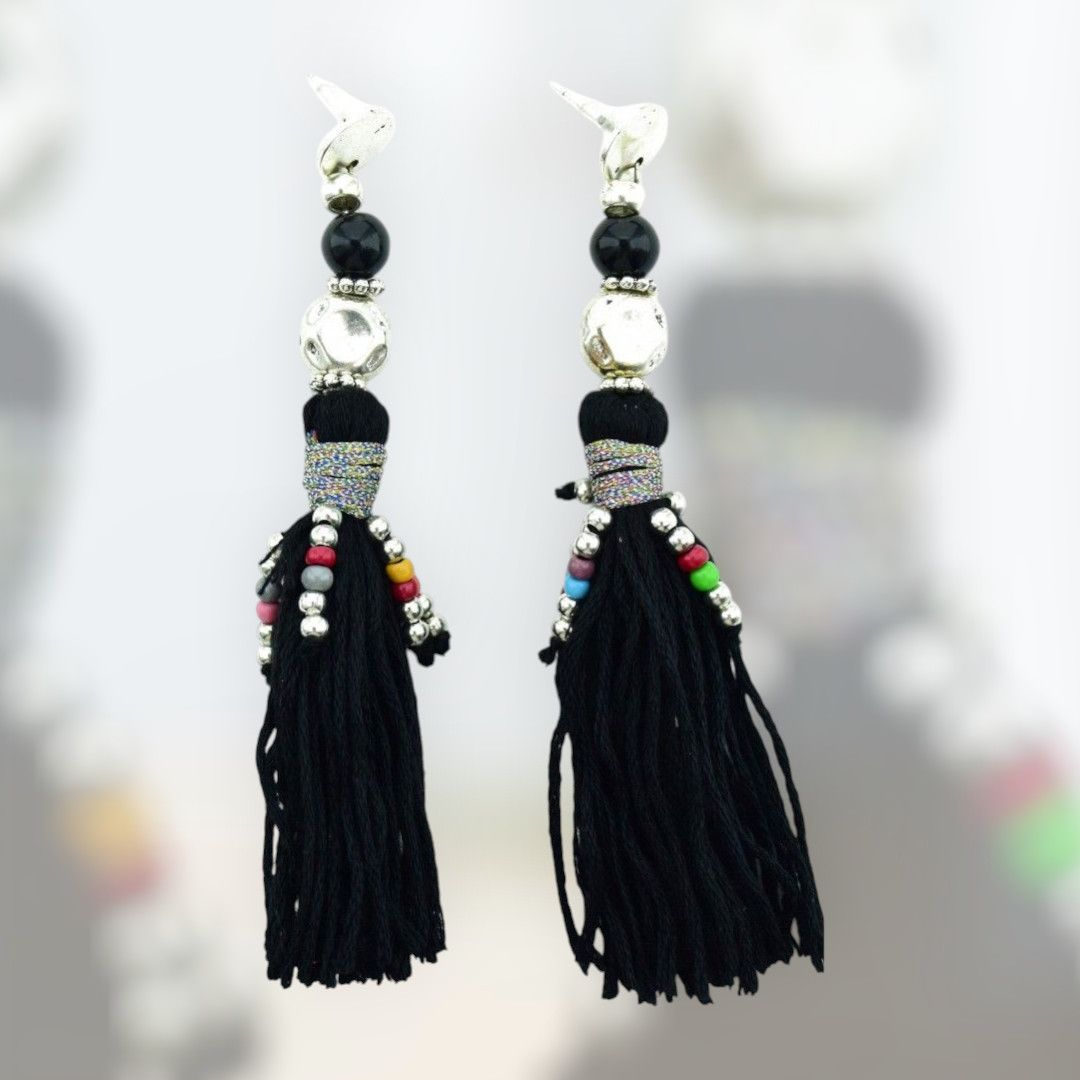 Pendientes borlas negras