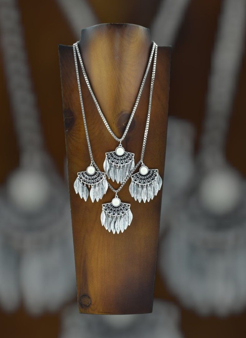 Collar metálico hojas (blanco)