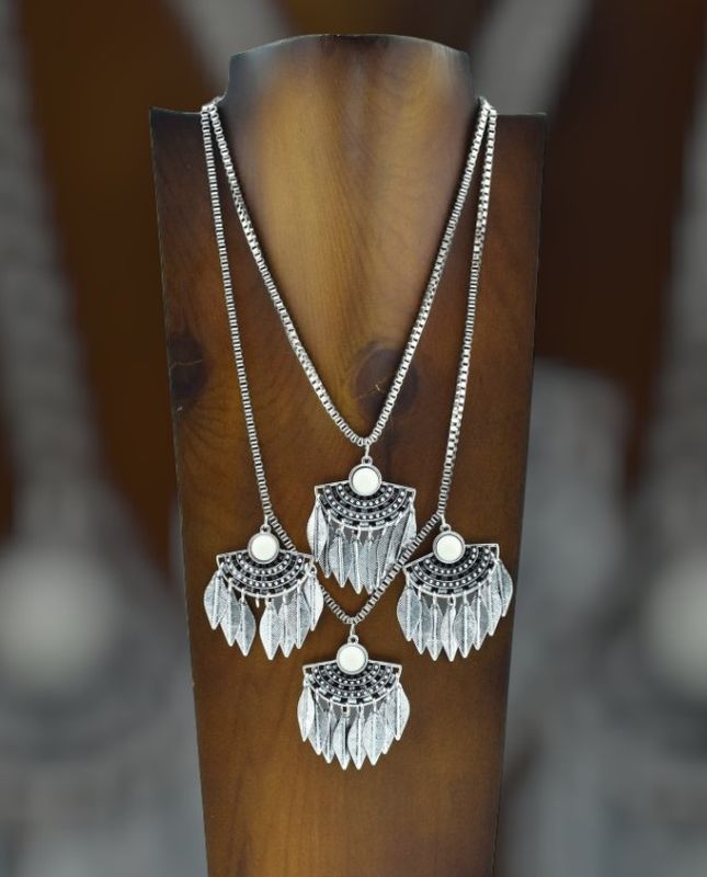 Collar metálico hojas (blanco)