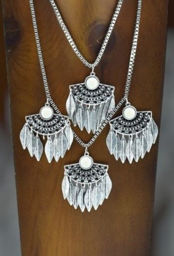 Collar metálico hojas (blanco)
