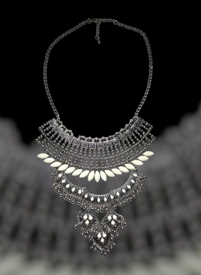 Collar metálico pedrería