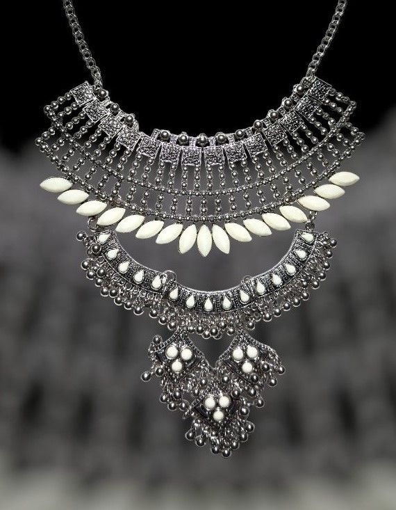 Collar metálico pedrería