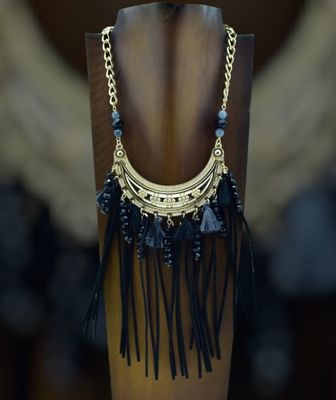Collar flecos y pompones