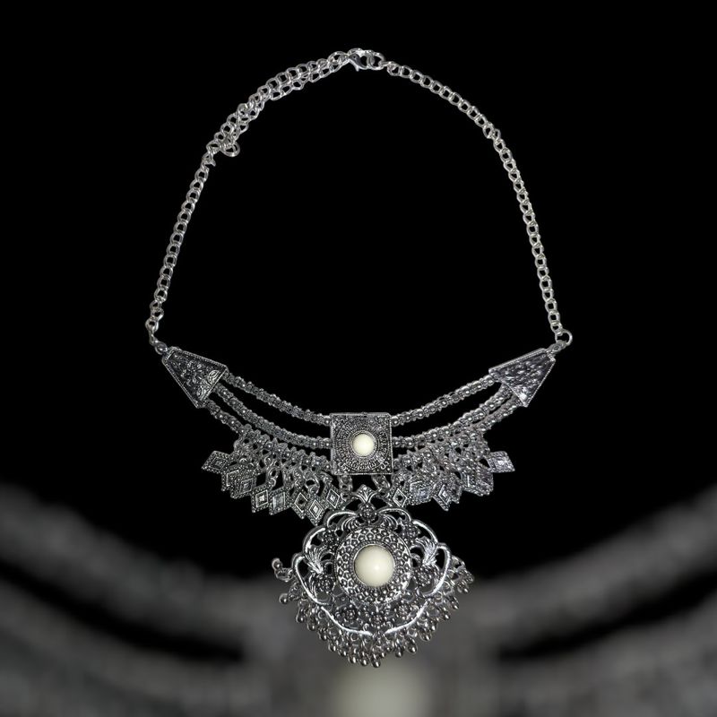Collar piedras blancas