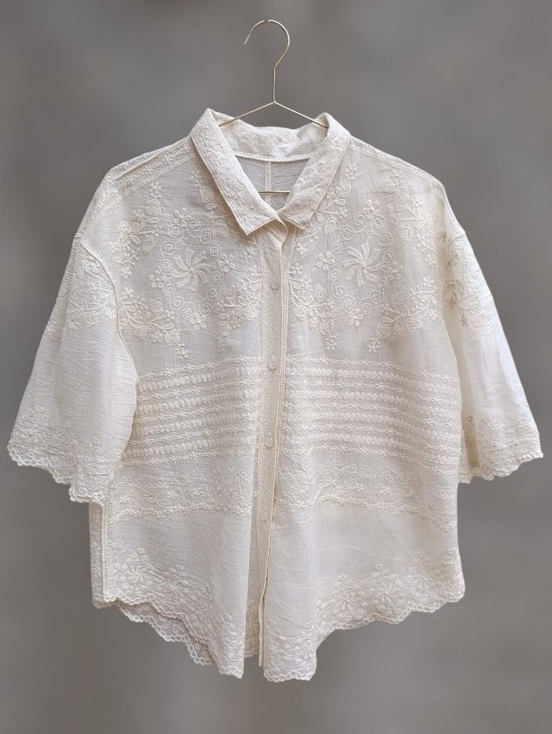 Camisa crema bordados