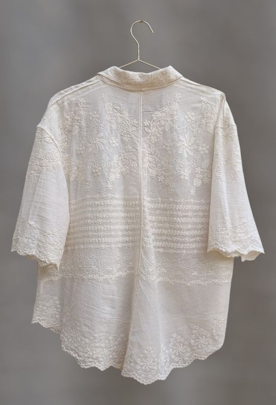 Camisa crema bordados
