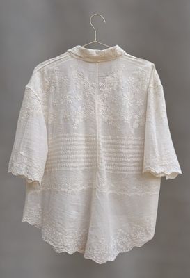 Camisa crema bordados