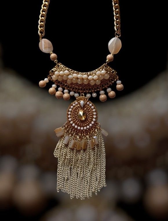 Collar metálico perlitas claras