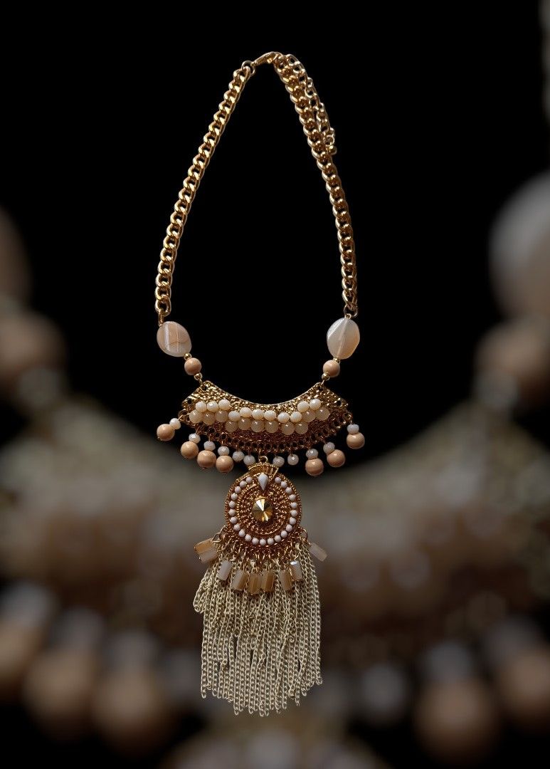 Collar metálico perlitas claras