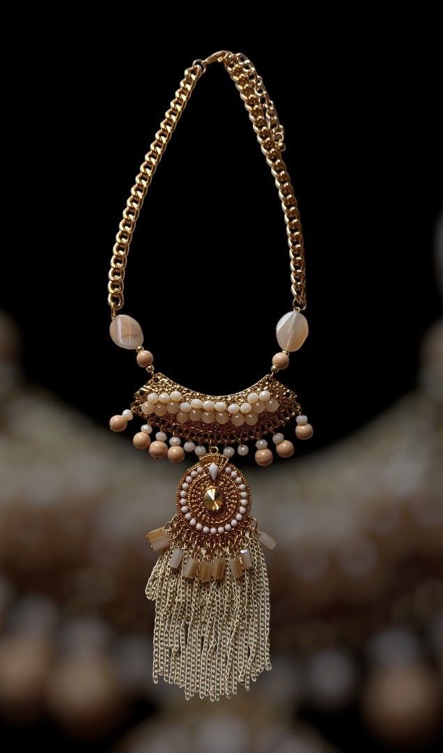 Collar metálico perlitas claras