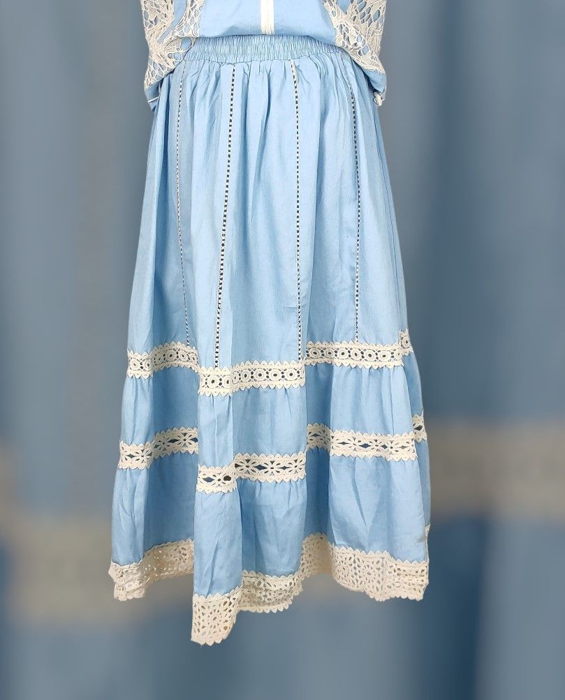 Falda azul puntillas