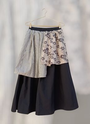 Falda negra capas