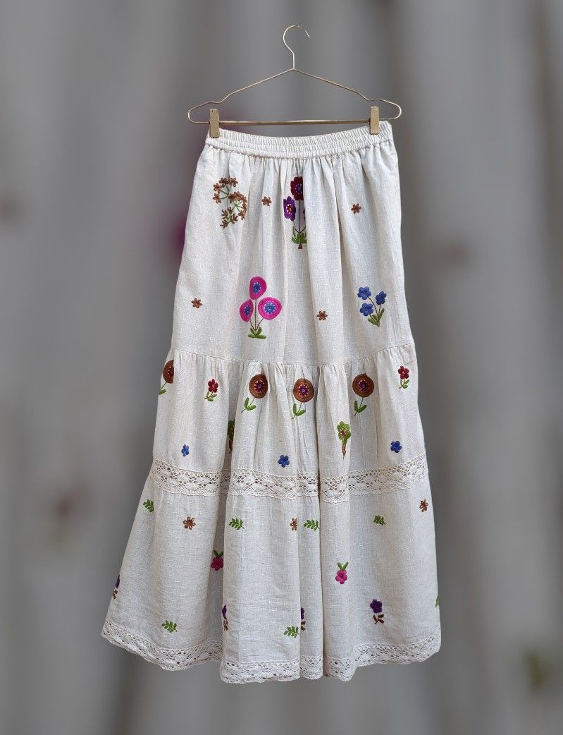 Falda flores bordadas