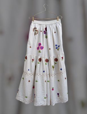 Falda flores bordadas