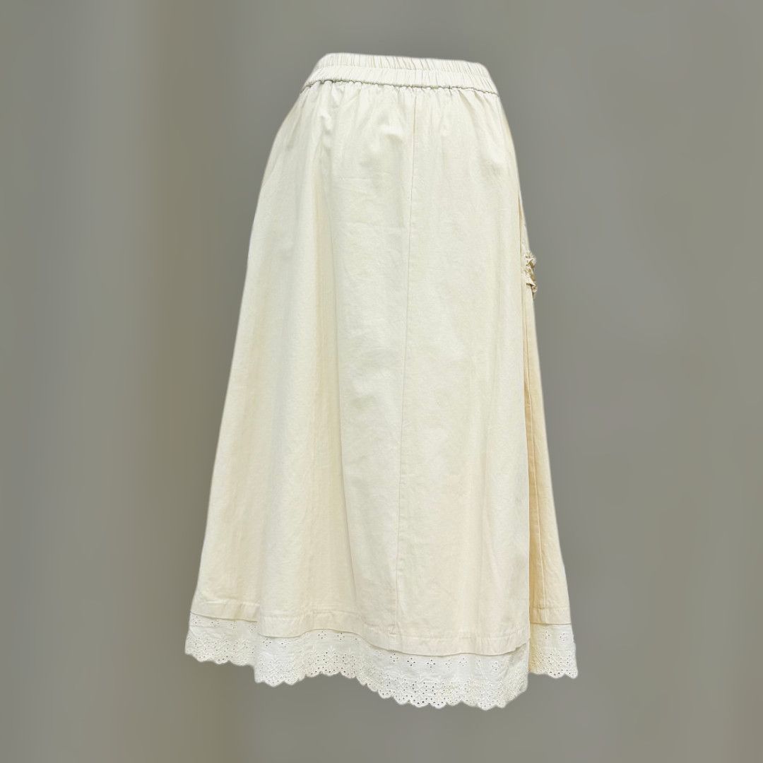 Falda crema bajo puntilla
