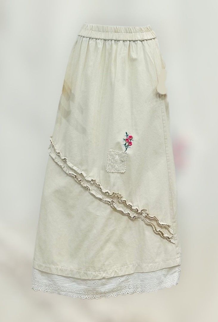 Falda crema bajo puntilla