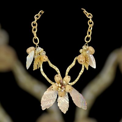 Collar dorado hojas