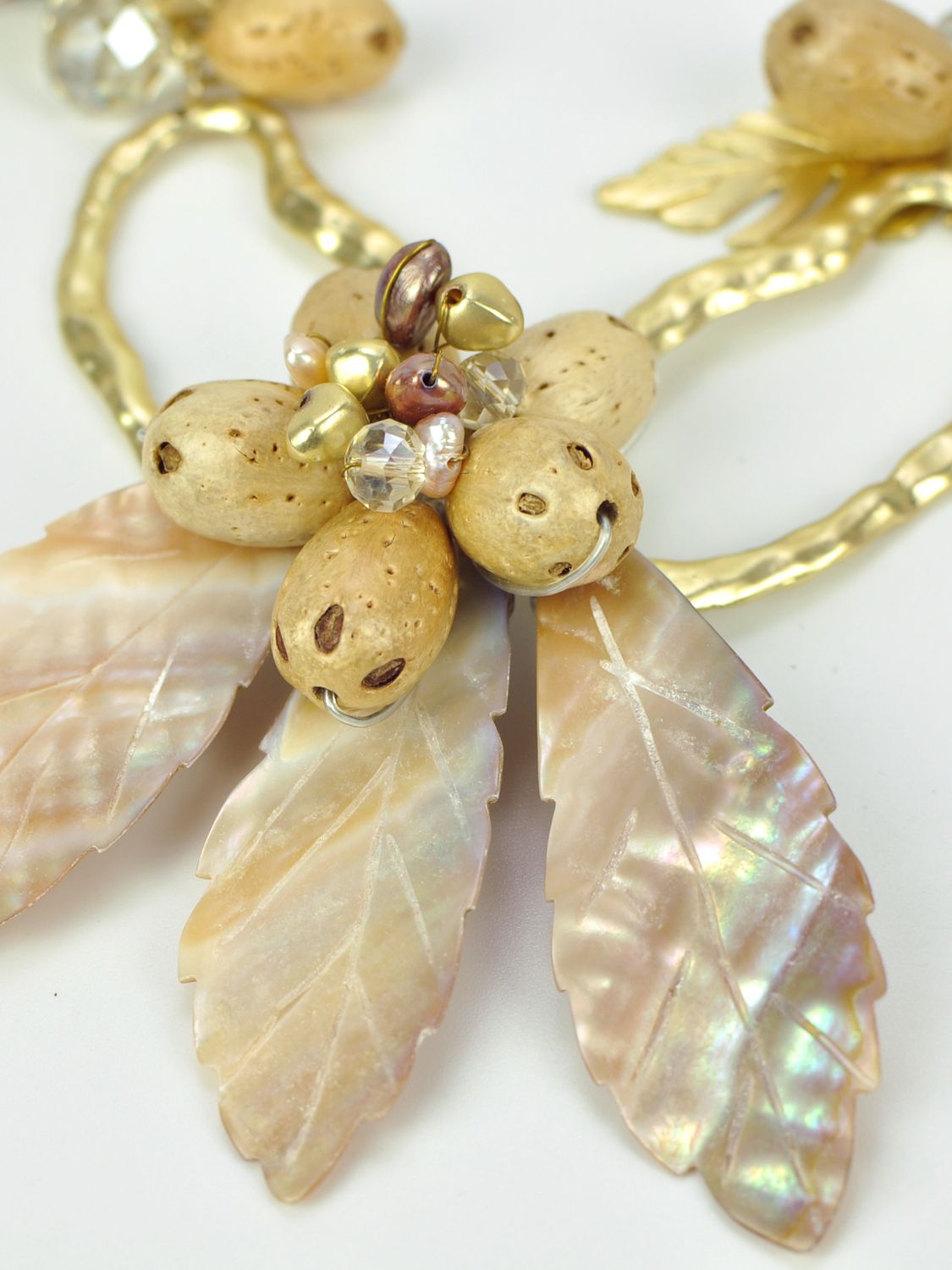 Collar dorado hojas