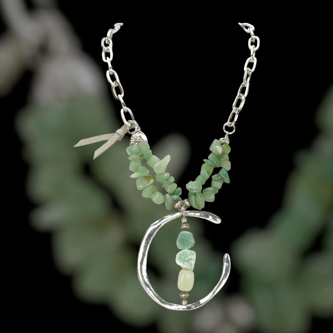 Collar metálico piedras