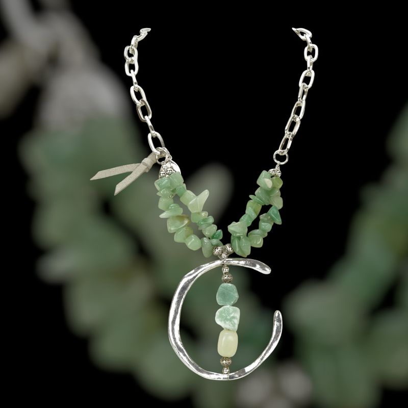 Collar metálico piedras