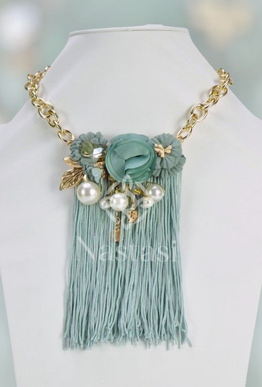 Collar flores y flecos