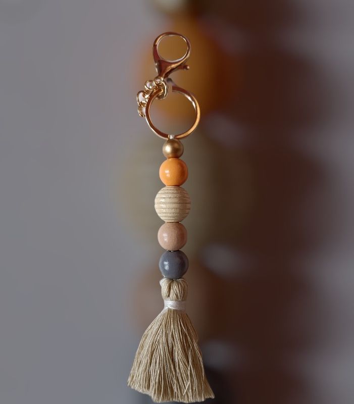Llavero pompón beige
