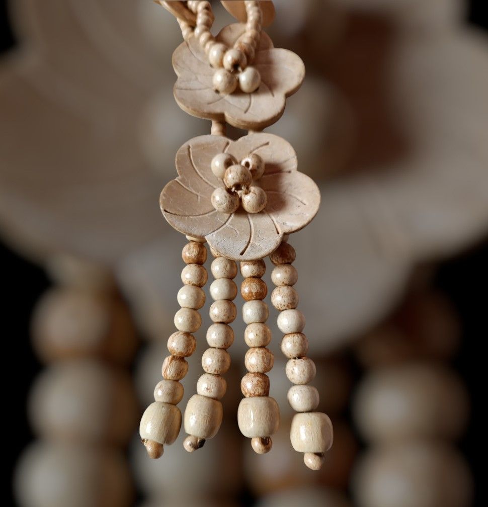 Collar flores madera