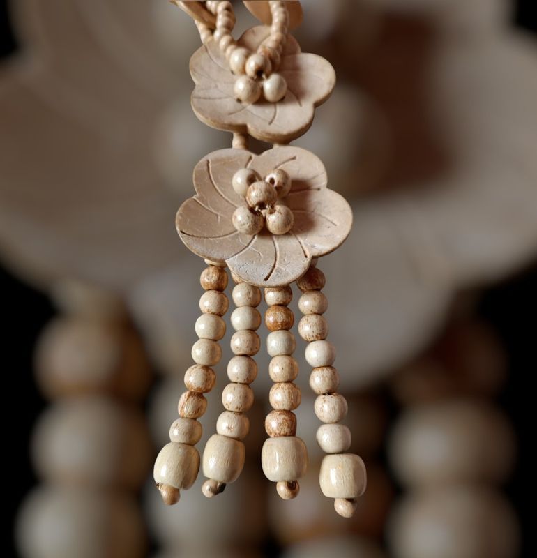 Collar flores madera