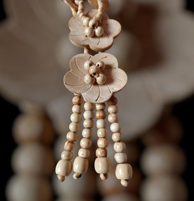 Collar flores madera