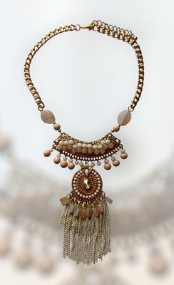 Collar metálico perlitas claras