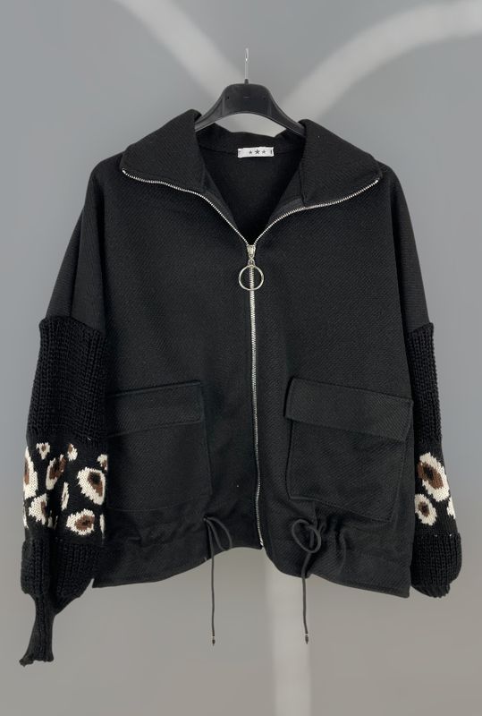 Chaqueta mangas animal print negra