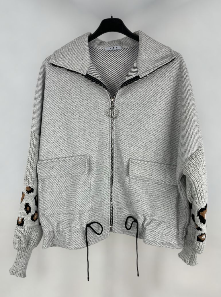 Chaqueta mangas animal print gris