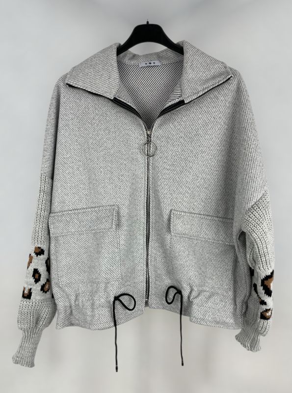 Chaqueta mangas animal print gris