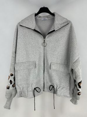 Chaqueta mangas animal print gris