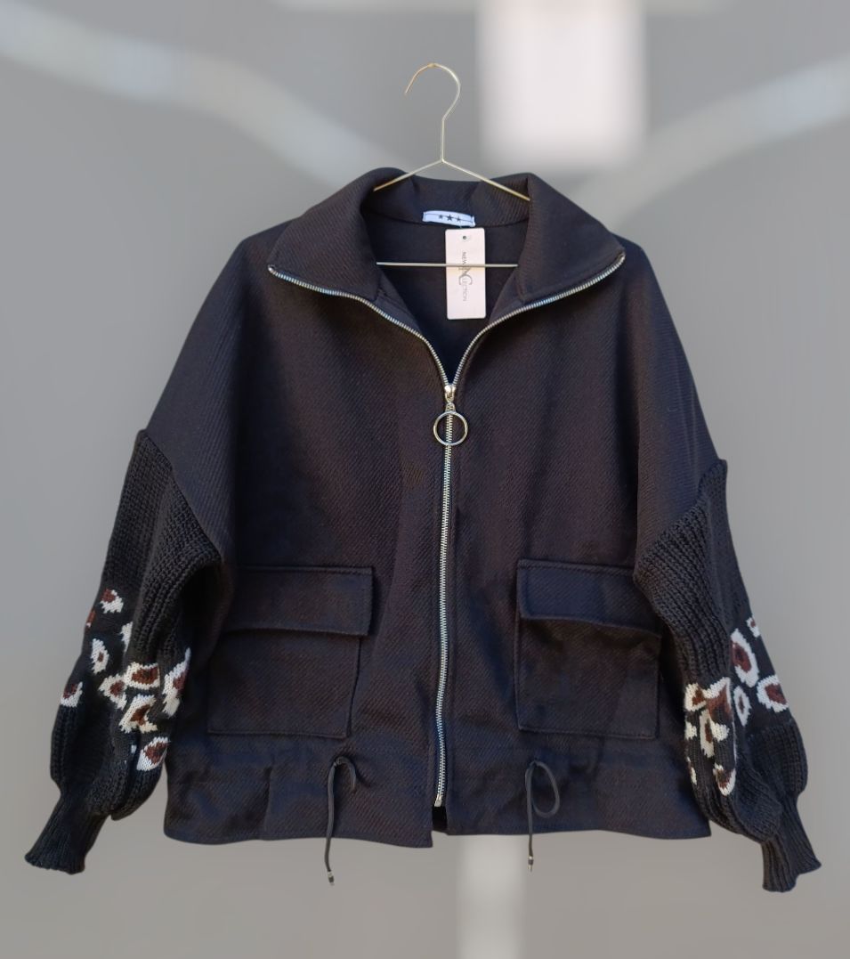 Chaqueta mangas animal print negra