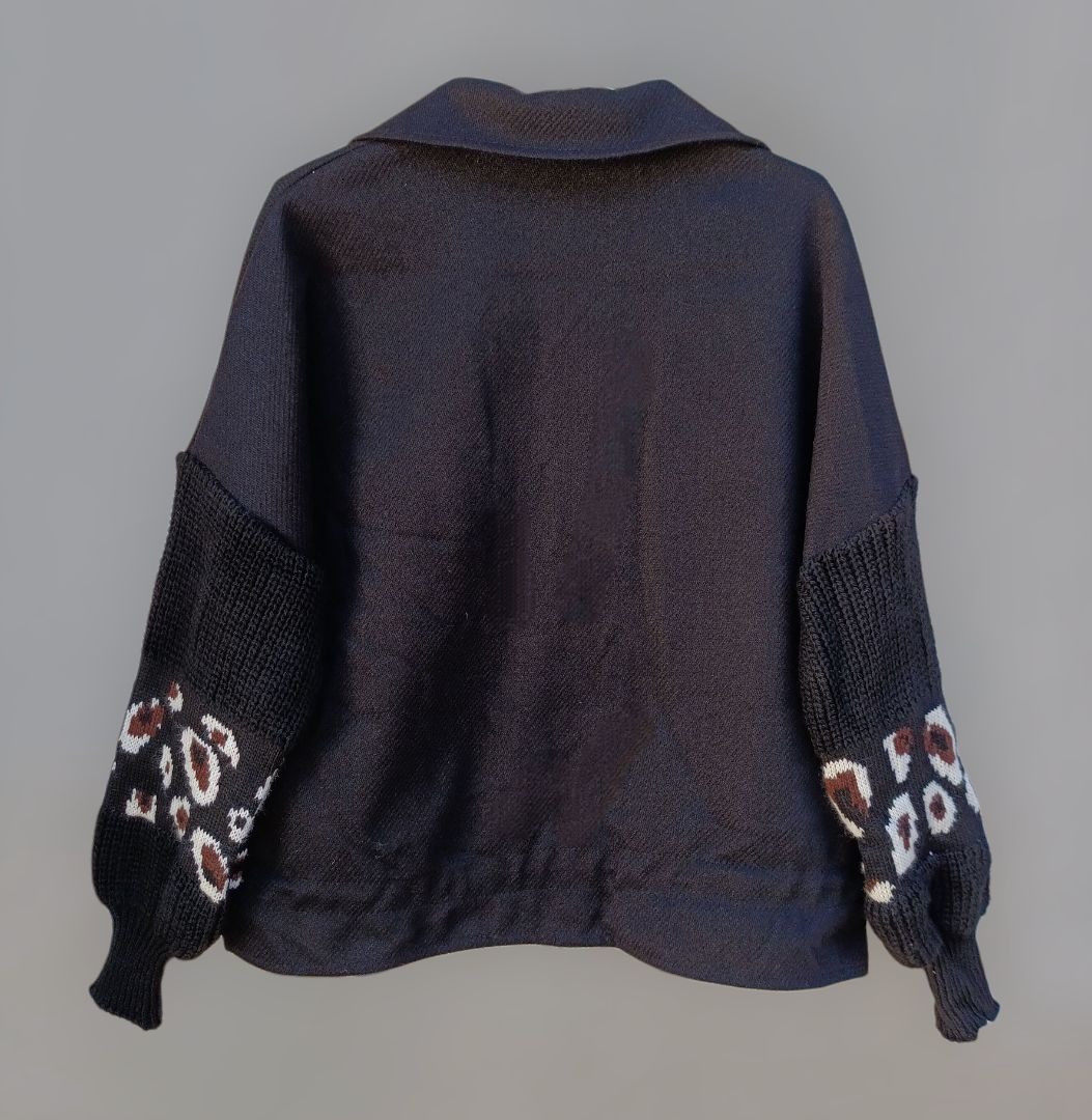 Chaqueta mangas animal print negra