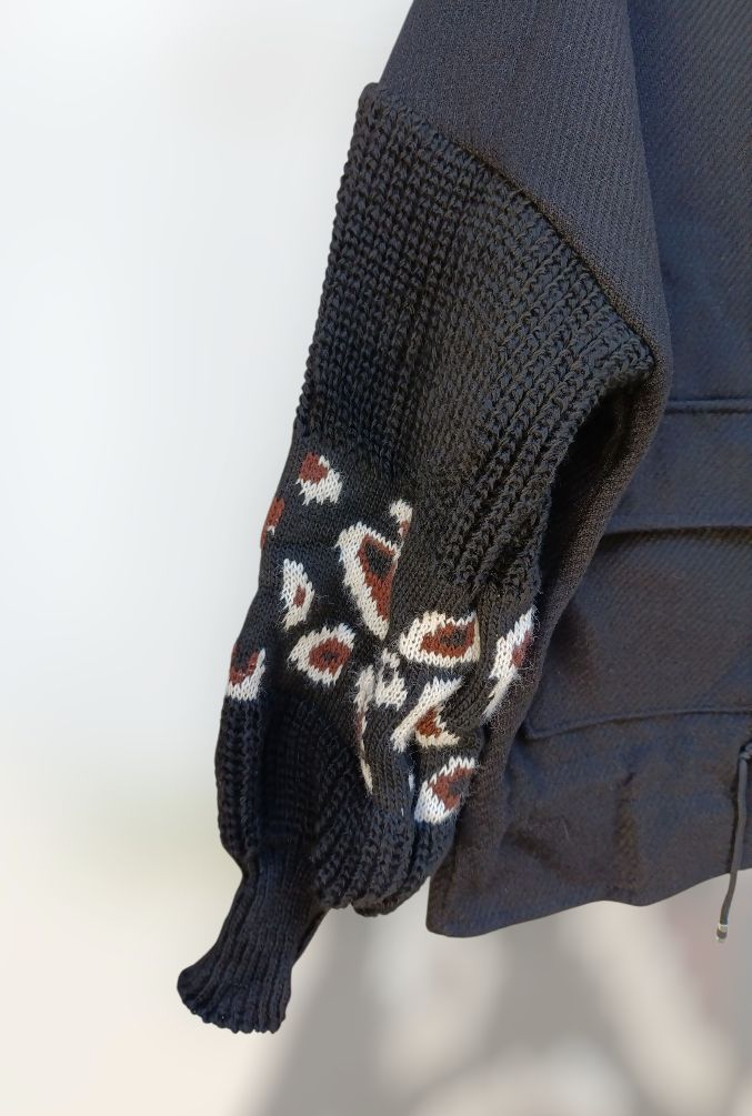 Chaqueta mangas animal print negra