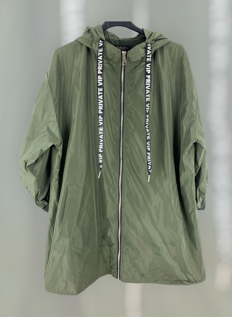 Gabardina capucha verde